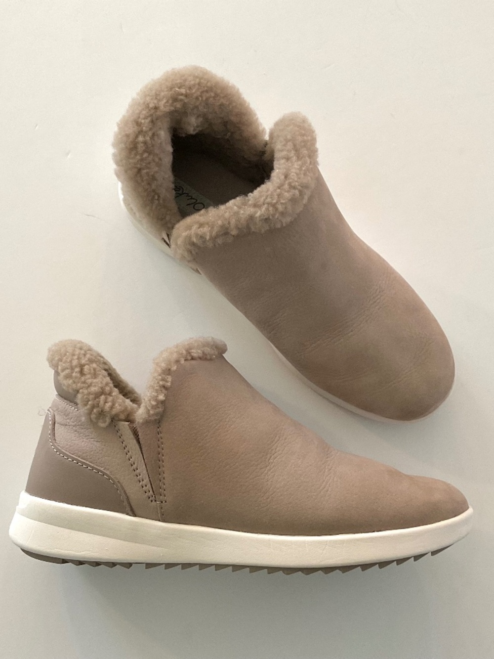OLUKAI Kamau Shearling Lined Suede Booties in Taupe/Grey Size 8